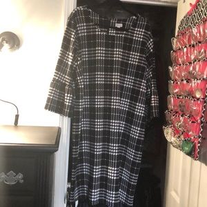 Black and white bell sleeve shift dress!